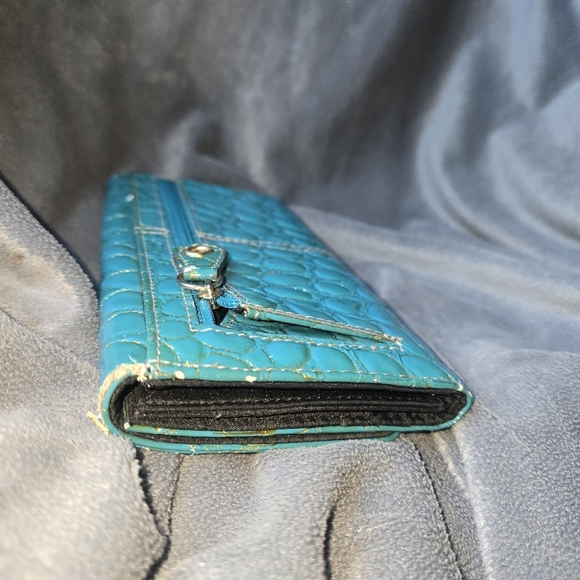 Kathy Van Zeeland Faux Leather Croc Wallet - Picture 2 of 6